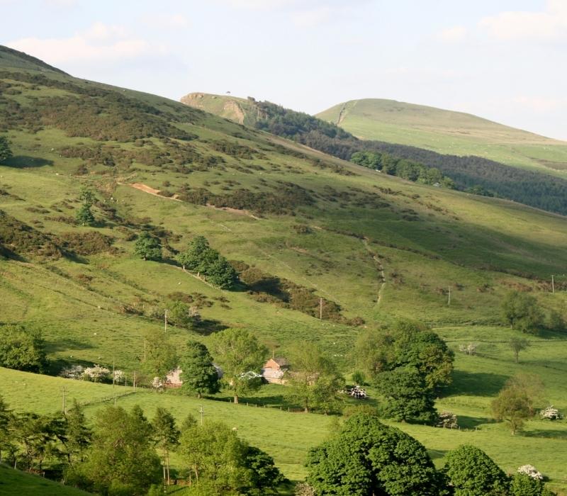 Scenic Peak District National Park landscape with rolling green hills in England